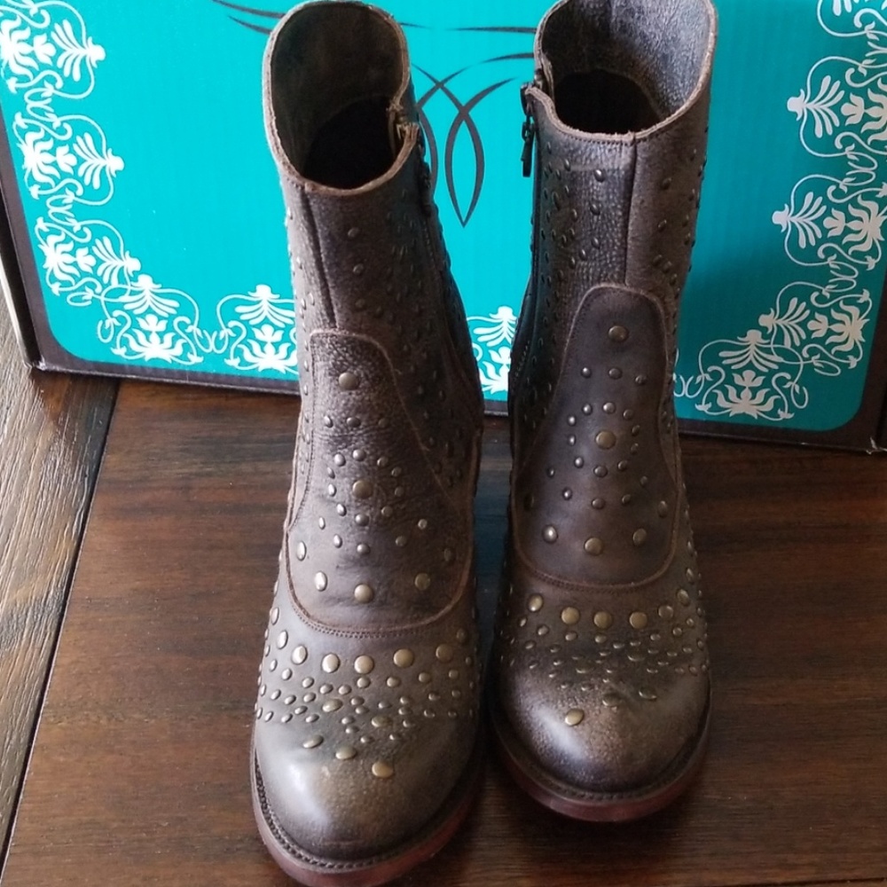 Boots - Picture 3 of 8